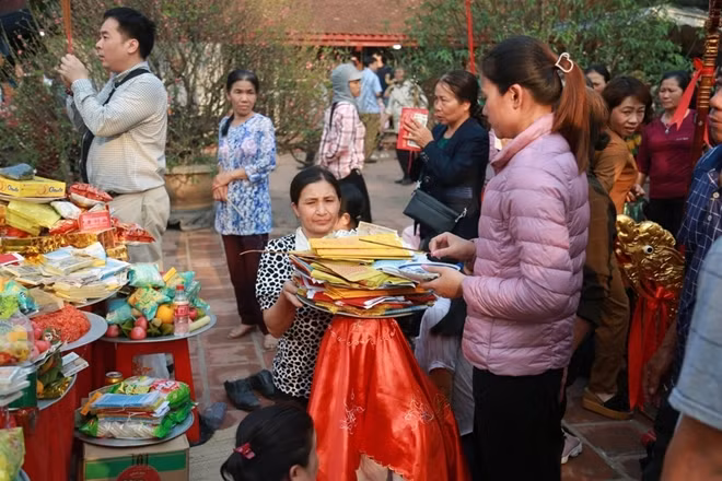 Dù mới đầu giờ chiều nhưng đền Trần đã tấp nập người dân đổ về dâng lễ.
