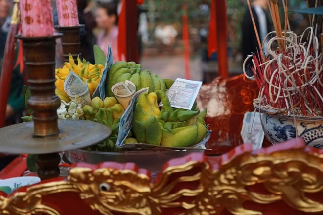 Dù đã bị lên án rất nhiều nhưng hành vi rải tiền lẻ vẫn cứ tái diễn trong các lễ hội hàng năm.