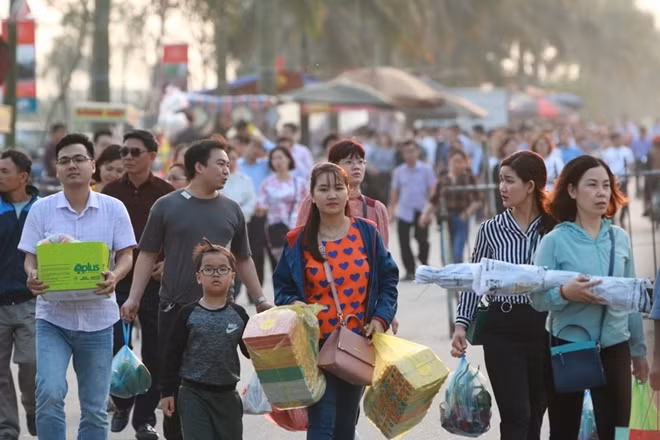 Mặc dù lễ Khai ấn đền Trần năm 2019 không diễn ra vào ngày nghỉ cuối tuần, nhưng theo ước tính của Ban tổ chức lễ hội, lễ Khai ấn năm nay vẫn thu hút khoảng 2 - 3 vạn khách thập phương về dự.