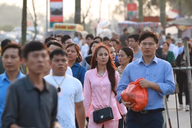Càng về cuối buổi chiều người dân đổ về đền Trần càng đông.