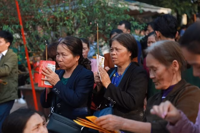 Rất nhiều người dân đi dâng lễ mang theo tiền lẻ.