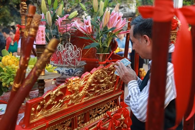 Những đồng tiền lẻ này sau đó được rải vào bàn thờ, kiệu rước...