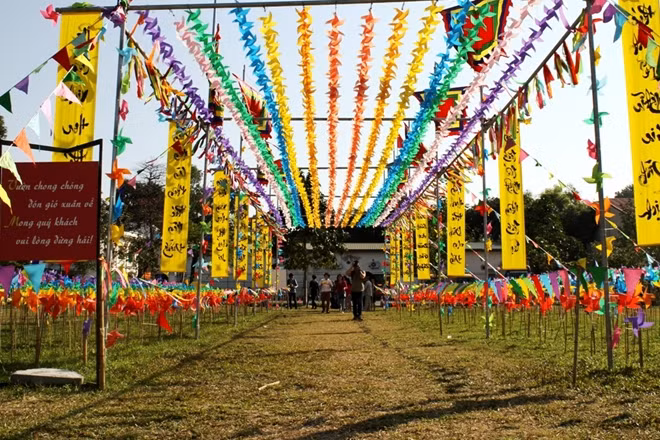 Con đường chong chóng là một trong những tiểu cảnh trang trí thu hút đông đảo du khách đến du xuân.
