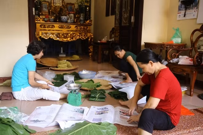 Không giống như những món quà được làm từ gạo, cốm nếu để ra ngoài gió sẽ không còn độ dẻo bởi vậy, cốm luôn được gói bằng lá sen để giữ màu và độ ẩm.