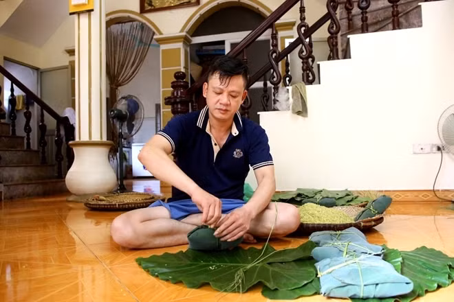 Cốm giã xong được gói vào trong lá sen để giữ mùi thơm của cốm.