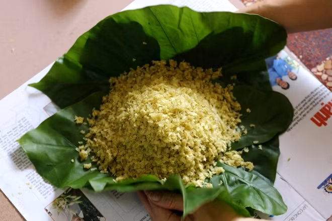 Và dù nhiều làng làm cốm, song cốm làng Vòng vẫn được đánh giá là đầu bảng với vị dẻo ngọt và cả cái sự kỳ công của người làm.