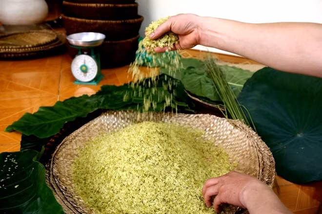 Hà Nội có rất nhiều món quà đặc sản nhưng không món nào thơm thảo đượm chất đồng quê như hạt cốm xanh.