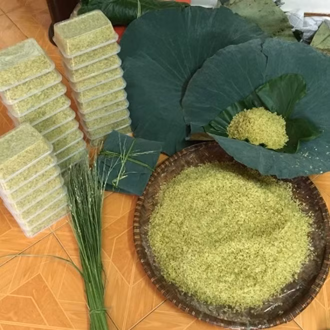 Hương cốm dịu ngọt lại đượm mùi thơm nhẹ nhàng thanh tao của lá sen như gói gọn cả hương vị đất trời, của đồng quê và của nắng gió.