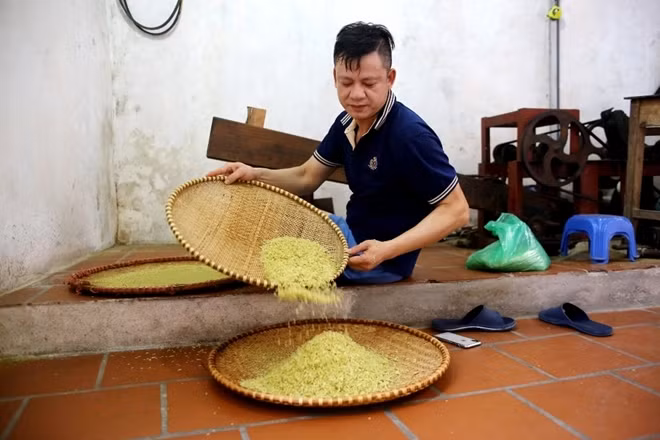 Chẳng phải hạt nếp nào cũng làm được cốm ngon mà phải là nếp cái hoa vàng vừa chín tới, người làm cốm giỏi là phải biết lúc nào lúa đủ độ để gặt về làm.