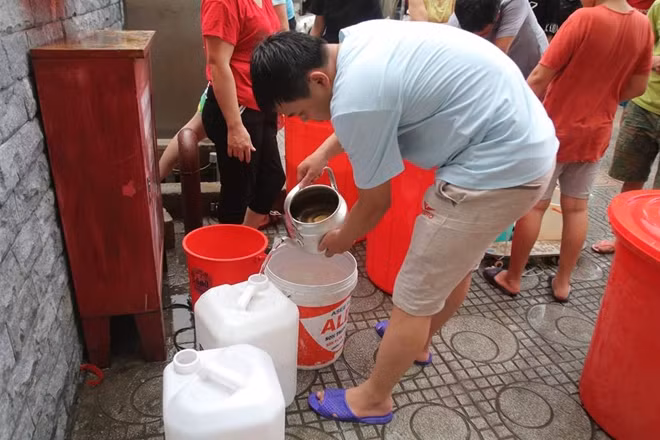Đứng chờ xếp hàng lấy nước anh Biên một cư dân Tân Tây Đô bức xúc chia sẻ, việc mất nước đã ảnh hưởng nghiêm trọng tới đời sống của khoảng 10.000 cư dân ở đây.