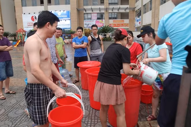 "Đông nhất là lúc sáng sớm và chiều tối, ngoài giờ làm việc người dân mới có thời gian đi lấy nước. Cuộc sống giữa mùa hè thế này không có nước thật là cực hình" một cư dân ở khu đô thị Tân Tây Đô chia sẻ.