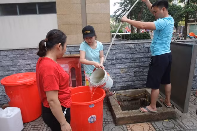 Để khắc phục tình trạng trên, cư dân tại đây đã phải mở nắp bể ngầm để lấy nước sử dụng cho những nhu cầu tối thiểu trong sinh hoạt.