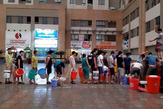 Tại một số tòa chung cư thuộc khu đô thị Tân Tây Đô (Tân Lập, Đan Phượng, Hà Nội), người dân phải xếp hàng chờ lấy nước sạch như thời bao cấp trong nhiều ngày nay.
