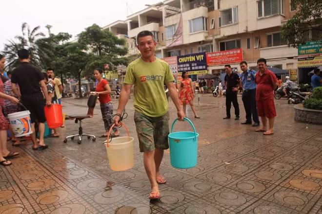 Nỗi khổ khi bị mất nước vào những ngày nắng nóng này, mà vấn đề khiến cư dân bức xúc nhất là nguyên nhân vì sao mất nước, và bao giờ có nước lại...