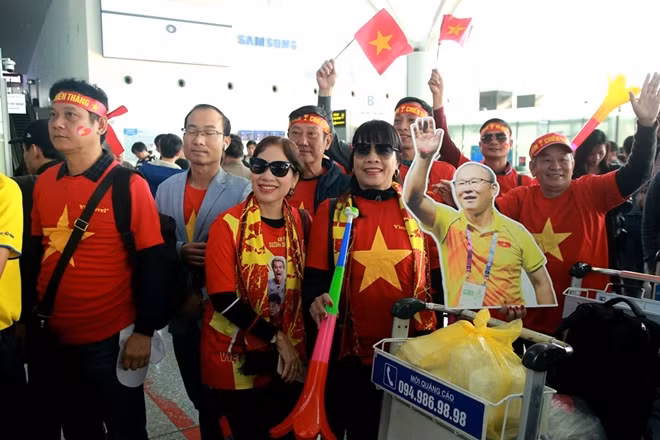 Để "tiếp lửa" cho đội tuyển Việt Nam hàng ngàn cổ động viên trong trang phục áo cờ đỏ sao vàng đã nhuộm đỏ sân bay Nội Bài, sẵn sàng đáp chuyến bay thẳng sang thủ đô Manila (Philippines) cổ vũ cho ĐT U22 Việt Nam.