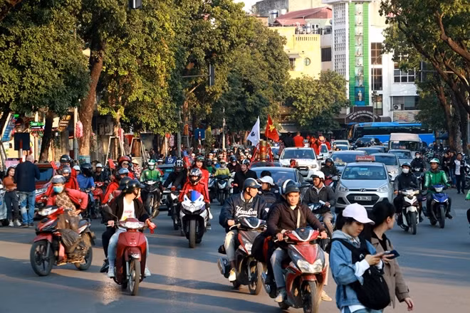 Trước cuộc đối đầu giữa ĐT Việt Nam với ĐT Indonesia tại trận Chung kết môn bóng đá Nam SEA Games 30, hàng trăm CĐV xuống đường làm nóng không khí trước trận đấu "tiếp lửa" cho các cầu thủ.