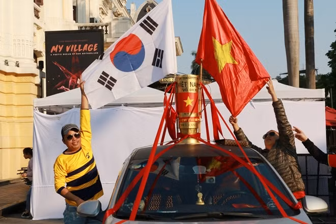 Một CĐV với chiếc xe cổ vũ được trang trí vô cùng hoành tráng sẵn sàng lên đường đi truyền lửa cho thầy trò HLV Park Hang-seo.