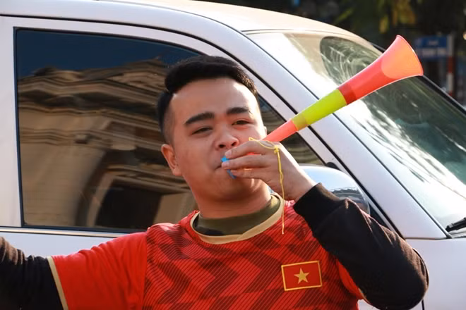 Các CĐV nhiệt thành này đã tập kết tại Nhà hát lớn của Thủ đô từ rất sớm.