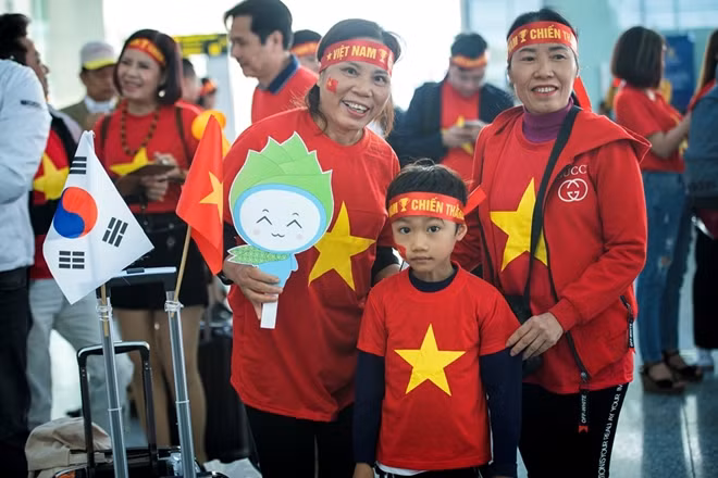Các cổ động viên với băng rôn, cờ Tổ quốc, kèn, trống… cùng niềm tin quyết thắng, hô vang “Việt Nam vô địch” “Tự hào quá Việt Nam ơi”…