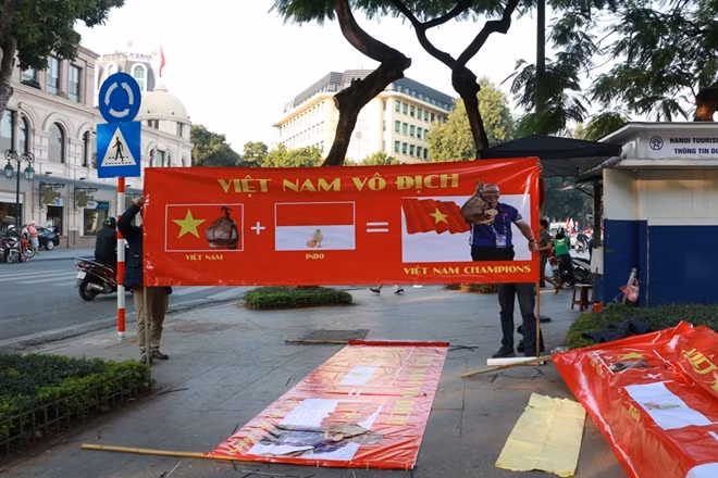 Các cổ động viên với băng rôn, cờ Tổ quốc, kèn, trống… sẵn sàng cho hành trình "tiếp lửa"