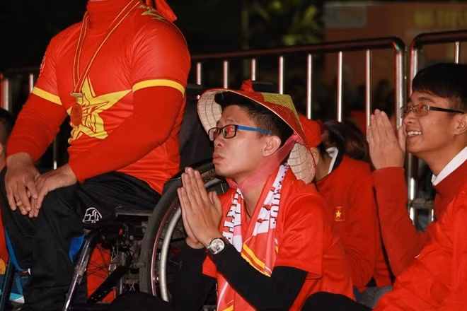 Các cổ động viên hồi hộp trong những phút đầu của trận đấu trên sân vận động Học viện Y.