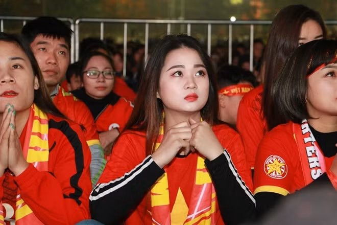 Người hâm mộ không khỏi thót tim với những tình huống nguy hiểm đầu tiên của trận đấu.