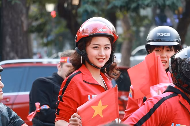 Không khí phố phường Hà Nội như sắp bước vào một ngày hội lớn.