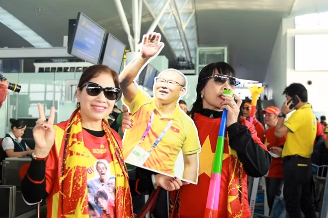 Chị Nguyễn Thị Thu (Hà Nội), một trong những người hâm mộ bóng đá chia sẻ về hành trình của mình: “Tôi vô cùng hạnh phúc và tự hào được cổ vũ cho đội tuyển nước nhà tại trận chung kết, ngay từ lúc đội tuyển vượt qua vòng loại, tôi đã đặt vé để xem trận chung kết, vì tôi tin chắc rằng những cầu thủ của chúng ta tạo nên kỳ tích tại SEA Games 30".