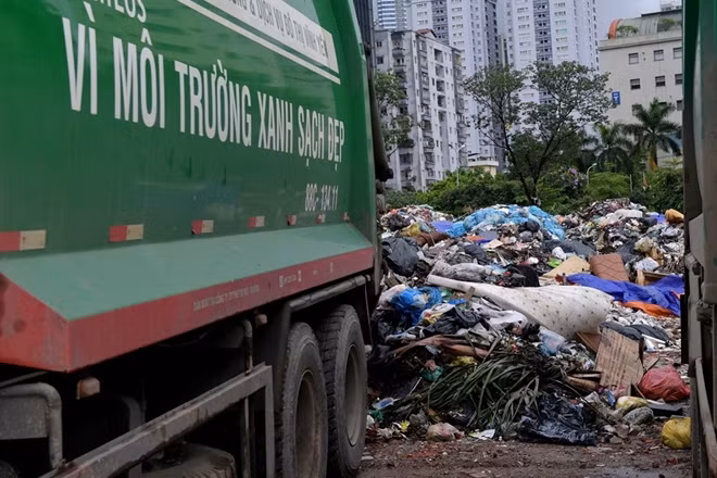 Vào tháng 1-2019, tình trạng trên cũng đã diễn ra và nhiều nơi trong nội thành Hà Nội cũng xảy ra tình trạng ùn ứ rác sinh hoạt gây ảnh hưởng tới cuộc sống thường ngày của người dân.
