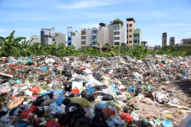 Sau nhiều ngày đường vào Khu liên hiệp xử lý chất thải Nam Sơn - nơi xử lý rác lớn nhất Hà Nội khiến lượng rác thải sinh hoạt trong thủ đô bị ùn ứ.