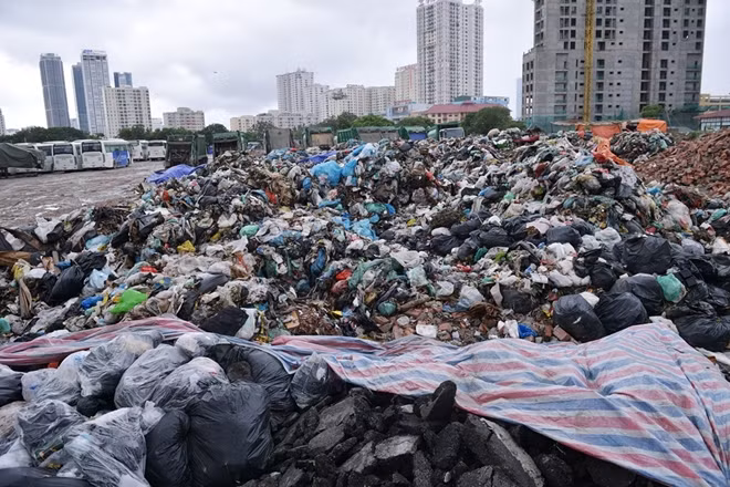 Nhưng Hà Đông phải là nơi duy nhất trong nội thành Hà Nội xảy ra tình trạng này. Tại quận Cầu Giấy chính quyền sở tại cũng phải thiết lập một điểm tập kết rác tạm thời nhằm giải quyết lượng rác thải sinh hoạt ùn ứ trong nhiều ngày qua.