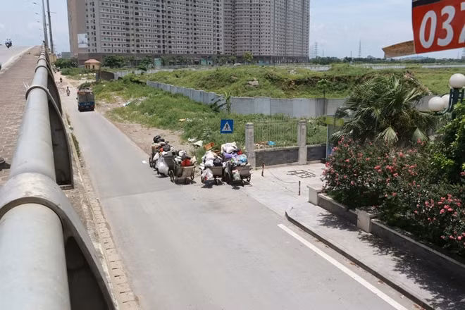 Những xe rác đầy chặt được dồn vào một vài điểm trên tuyến đường này.