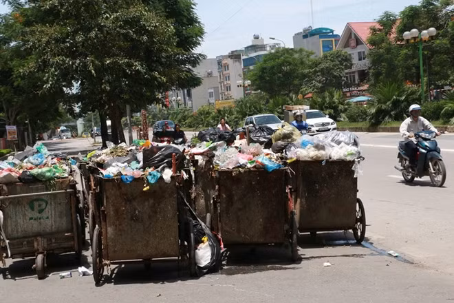 Dưới cái nắng nóng của ngày hè những "đống rác lộ thiên" này khiến người qua đường thêm cực khổ vì mùi hôi thối bốc qua.