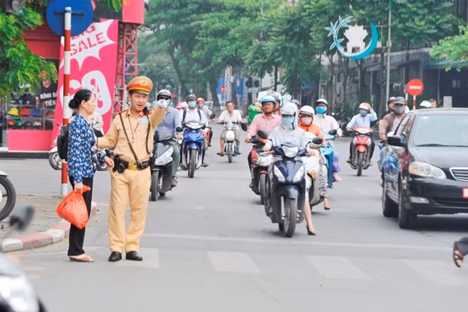 "anh và đồng đội đã quen với việc hàng ngày phải đứng hứng bụi, mưa nắng. Dù trong điều kiện nào chúng tôi vẫn cố gắng hoàn thành nhiệm vụ" Đại Úy Phùng Duy Phúc cho biết.
