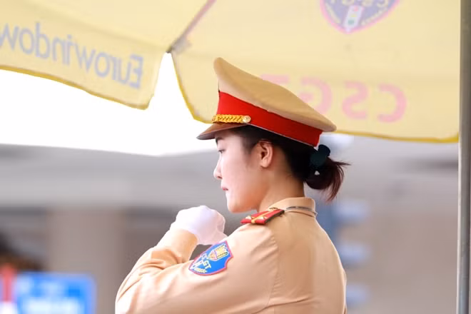 Nét mệt mỏi trên khuôn mặt của nữ chiến sĩ CSGT.