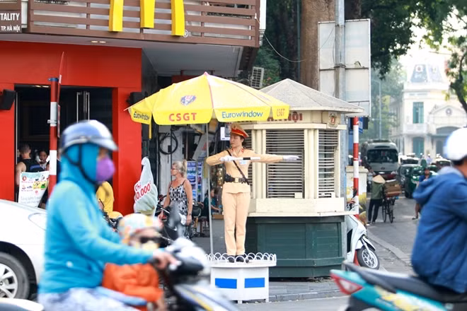 Tại chốt giao thông Tràng Tiền - Hàng Bài vào lúc 16h30 nhiệt độ ngoài trời vẫn lên tới 38 độ C.