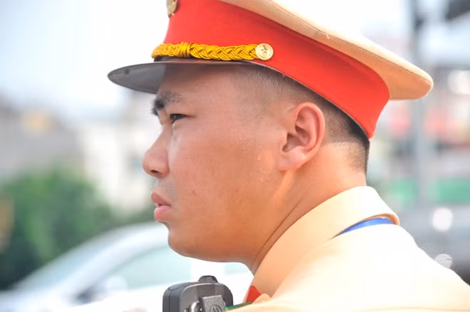Những giọt mồ hôi lấm tấm trên khuôn mặt của Thượng Úy Phạm Trung Đức.