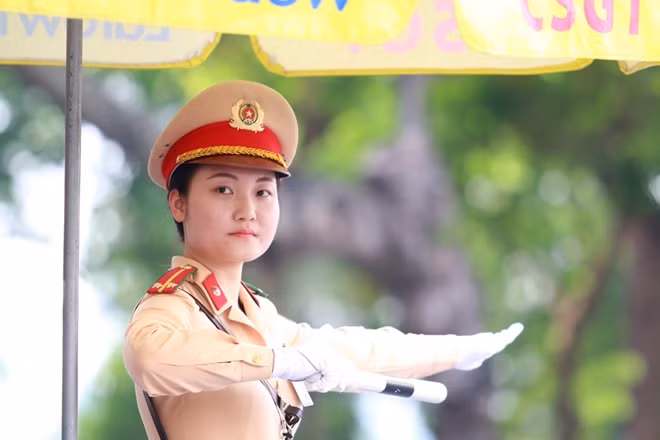 Trung Úy Vũ Diệu Thủy chia sẻ "phải làm hai ca, từ 6h tới 8h sáng và từ 16h30 đến 18h. Đối với các nam chiến sĩ là bình thường nhưng đối với nữ cảnh sát, người đi đường không khỏi thấy chạnh lòng".