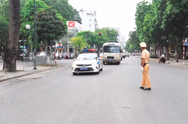 Hà Nội trong những ngày đầu tháng 6, nhiệt độ đo được đã vượt ngưỡng 40 độ C.