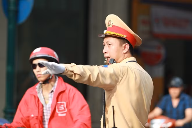 Thượng Úy Nguyễn Xuân Trường cán bộ đội 1, Phòng CSGT Hà Nội phân luồng giao thông tại ngã tư Tràng Tiên - Hàng Bài.