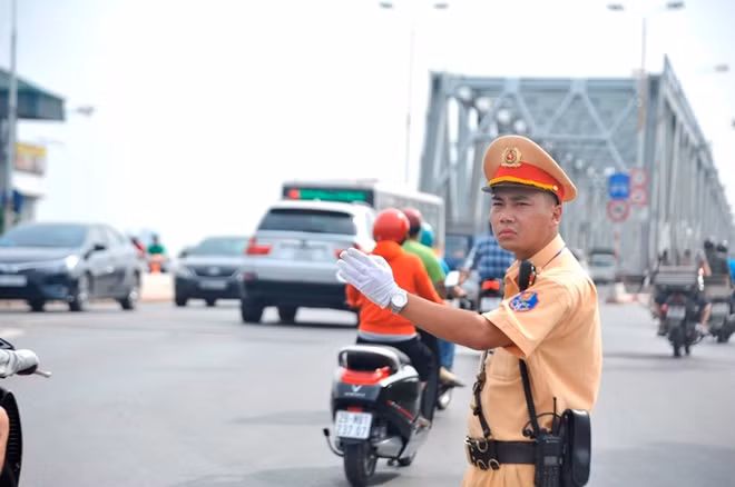 Để đảm bảo giao thông được an toàn, thông suốt, lực lượng CSGT nói chung và CSGT Hà Nội nói riêng luôn luôn cố gắng nỗ lực hoàn thành tốt nhiệm vụ...