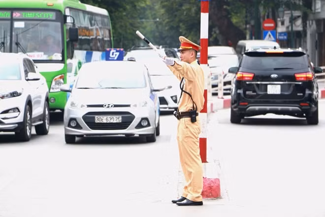 Tuy nhiên nhiệt độ thực tế độ ngoài trời cao hơn rất nhiều, lên tới hơn 42 - 43 độ C vậy nhưng lực lượng CSGT vẫn phải phơi mặt bám đường dưới cái nắng gắt để điều tiết giao thông tại các nút giao thông trọng điểm...