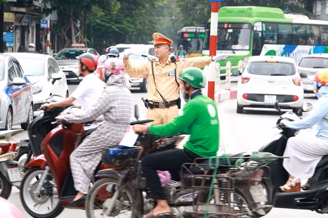 Tại ngã tư Hàng Bông - Cửa Nam từ rất sớm các chiến sĩ CSGT đã có mặt để làm nhiệm vụ.