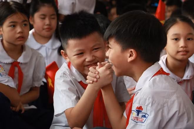 Nhưng cũng có nhiều em coi lễ khai giảng là dịp để "tái ngộ" bạn bè cũ sau một kỳ nghỉ hè.