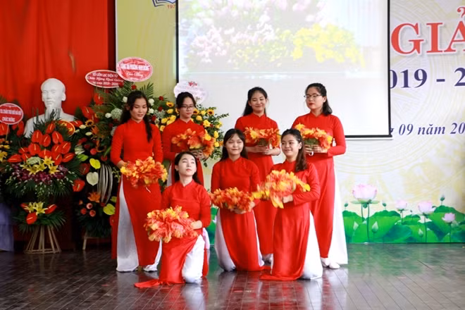 Một tiết mục văn nghệ trong lễ khai giảng tại trường PTCS Xã Đàn.