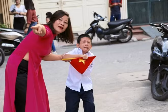 Hay như cậu bé này "kiên quyết" không chịu vào trường.