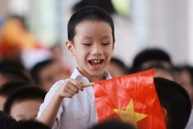 Một cậu bé háo hức trong lễ khai giảng đầu tiên của mình.