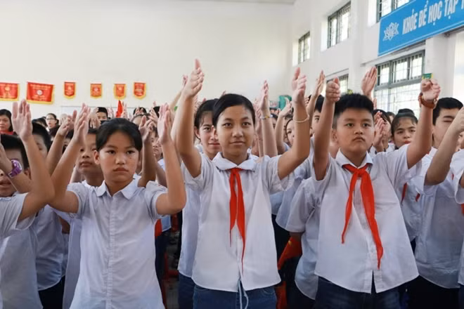 Điểm đặc biệt trong lễ khai giảng tại trường PTCS Xã Đàn là nghi thức hát Quốc ca bằng tay.