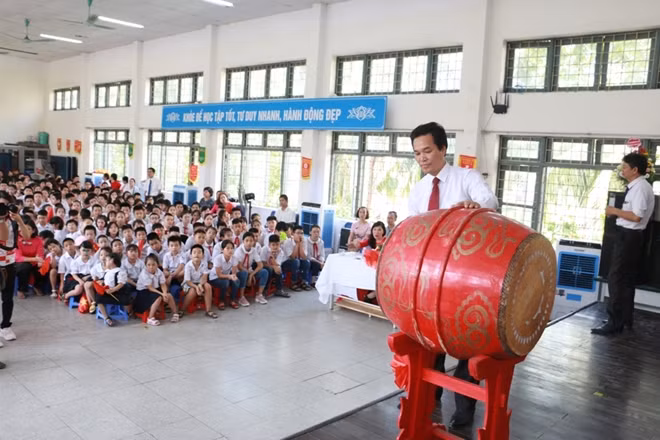 Thầy Hiệu trưởng Phạm Văn Hoan đánh trống khai giảng năm học mới.