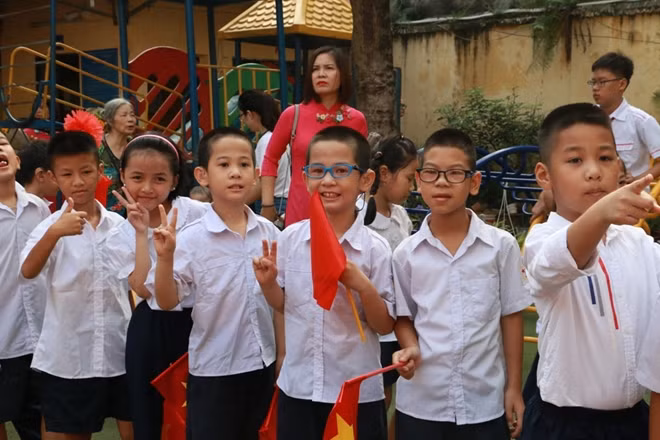 Hôm nay học sinh cả nước bước vào ngày đầu tiên của năm học mới.